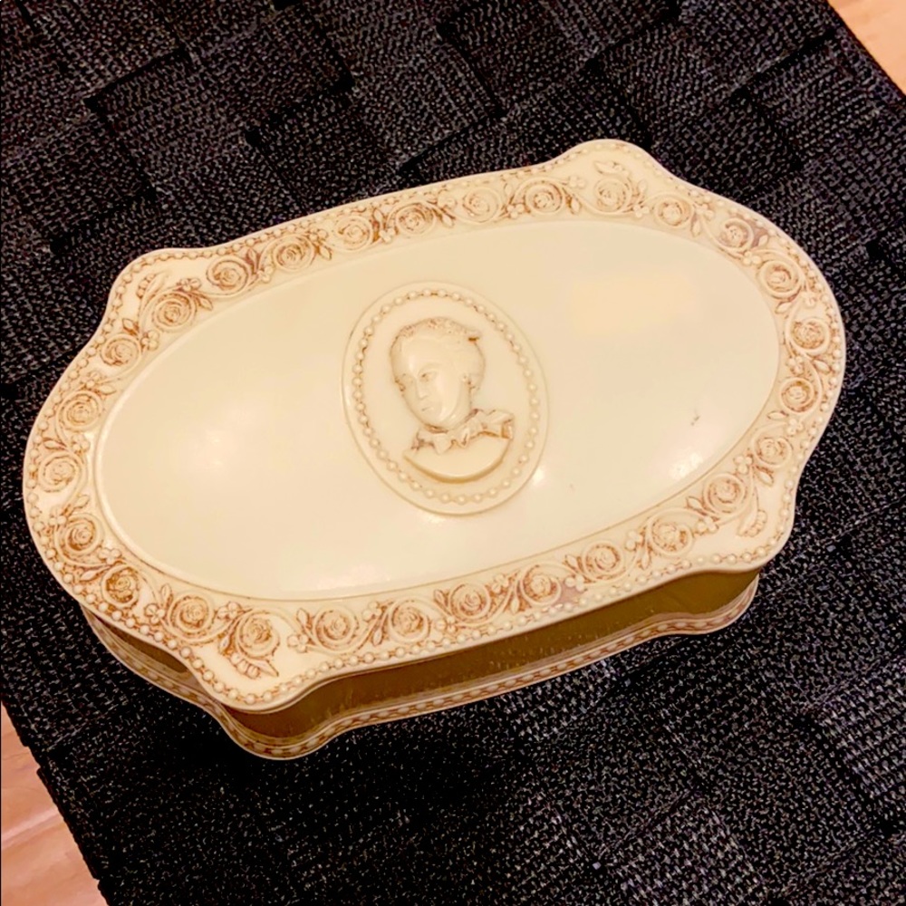 Vintage Luxor Makeup’s powder box